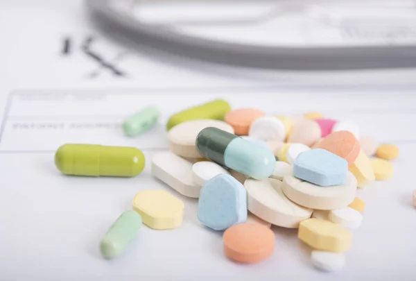 Medicina colorida en papel de prescripción. Antecedentes farmacéuticos . — Foto de Stock