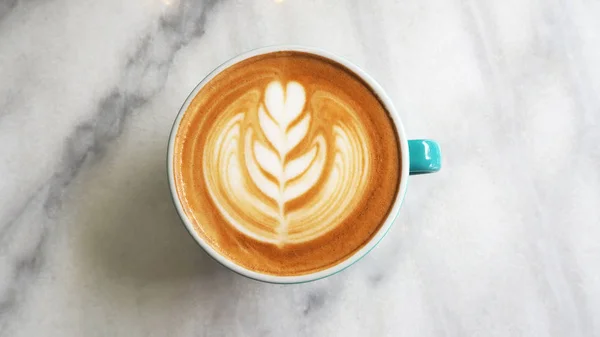 Gros plan café chaud latte art tasse sur la table . — Photo