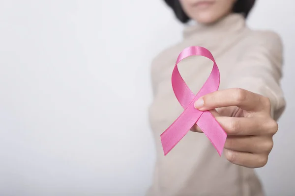 pembe kurdele meme kanseri beyaz arka plan üzerinde tutan kadın el