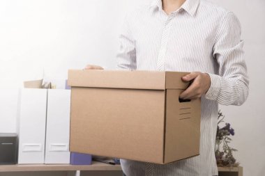 kişisel eşyaları tutan işadamı hazır hareketli bırakarak kutu