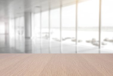 bulanık soyut koridor arka plan üzerinde üst boş ahşap masa. 