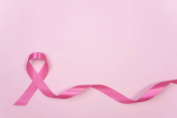 pembe bir arka plan üzerinde pembe kurdele meme kanseri. kopya alanı ile