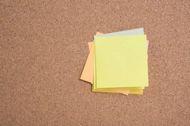 Yapışkan notu veya post üzerinde mantar Bülteni billboard olduğunu.