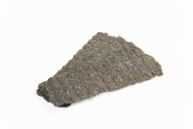 Beyaz arka plan üzerinde çıtır kurutulmuş yosun. Japon yemekleri.