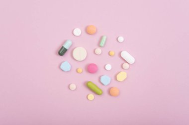 renkli tıp. Pembe arka plan eczane. 