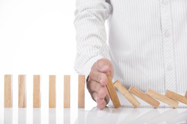 el durdurma ahşap blok domino. kavram önlemek ve çözüm.