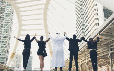 Arap iş ekip çalışması eller yukarı. kavramı kutlama başarı iş için.