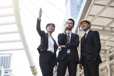 işletme mühendisi İnşaat çizim tutan el. danışmanlık mühendislik için planlama kavramı.
