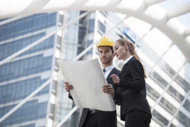 işletme mühendisi İnşaat çizim tutan el. danışmanlık mühendislik için planlama kavramı.