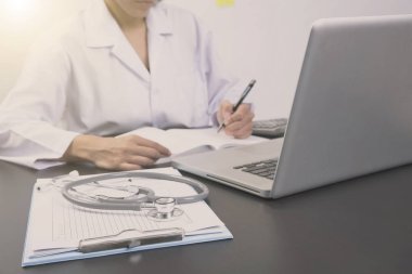 Kadın Doktor Ofis Büro ve bilgisayar ile stetoskop.