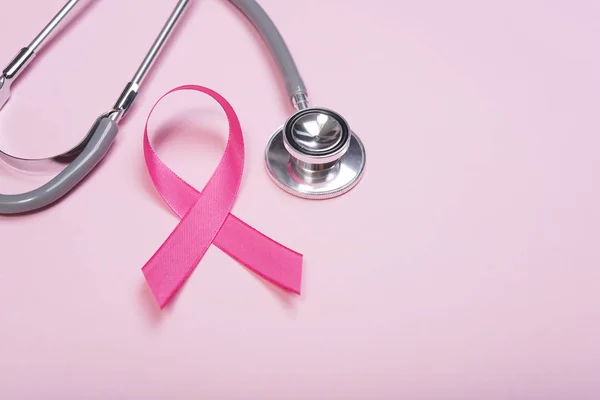 Rak Piersi Różową Wstążką Stetoskop Różowym Tle Miejsca Kopii — Zdjęcie stockowe