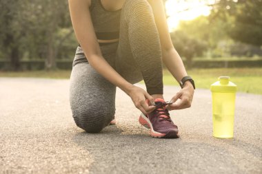 Runner kadın koşu ayakkabıları koşu için hazır bağla. Sağlıklı yaşam konsepti.