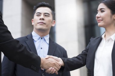 İş kadınları karşılıklı anlaşma yapma. kavramı bir buluşma bitirme.