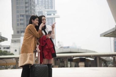 Seyahat çanta işaret parmağı havaalanında genç kadın 