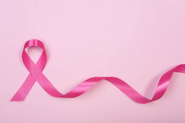 Cancro al seno a nastro rosa su sfondo rosa. con spazio di copia — Foto Stock