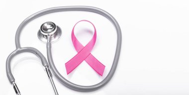 pembe kurdele meme kanseri ve beyaz arka plan üzerinde stetoskop. 