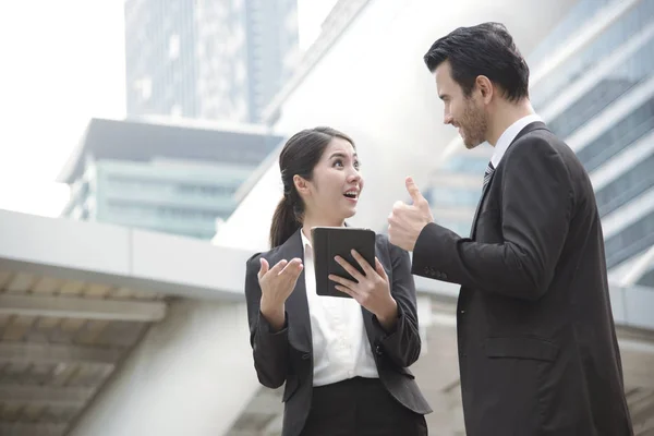 Zakenman en zakenvrouw partner bespreken tijdens het lopen — Stockfoto