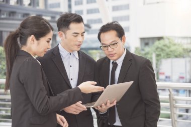 Danışmanlık ve tartışırken iş adamı ve iş kadını ortağı 