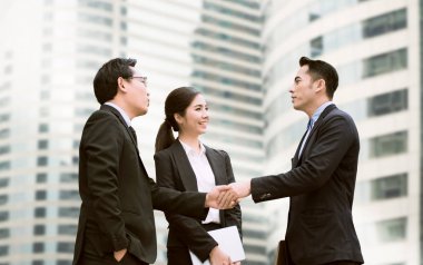 İşadamları karşılıklı anlaşma yapma. 