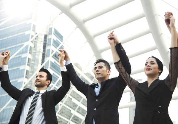 Zakelijke teamwerk handen omhoog. concept viering succes voor werk — Stockfoto