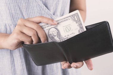 m-cüzdan ile dolar para beyaz arka plan üzerinde tutan el.