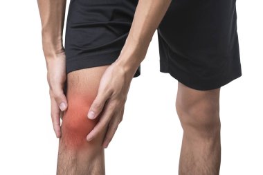 Spor nedeniyle Yaralı diz ağrısı olan genç adam.