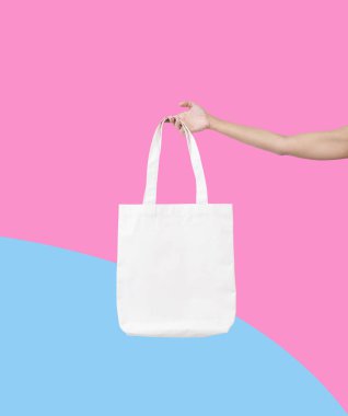 El çantası kanvas kumaş renk arka plan üzerinde izole mockup boş şablon için tutarak. 