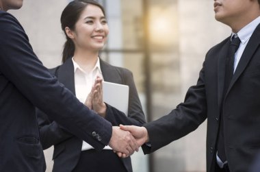 İşadamları karşılıklı anlaşma yapma. kavramı bir buluşma bitirme.