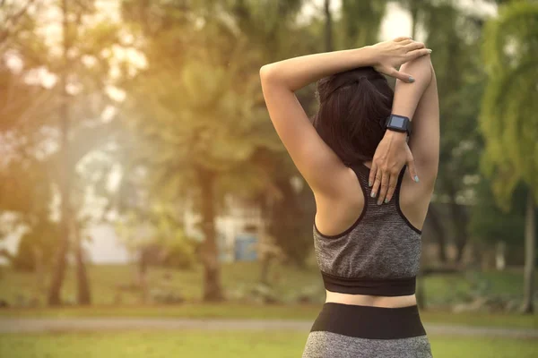 Femminile esercizio allungare le braccia rilassarsi al muscolo . — Foto Stock