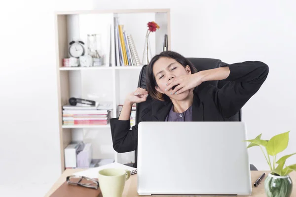 Asiático Mujer Negocios Sentado Mesa Ordenador Oficina Con Sleepy — Foto de Stock