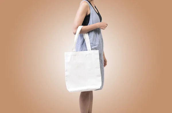 Menina Está Segurando Tecido Lona Saco Para Modelo Branco Mockup — Fotografia de Stock
