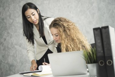 İş Yöneticisi ve sekreter ofiste çalışmak için başvurun