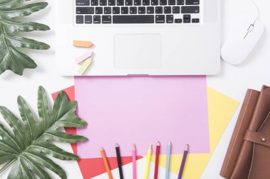 Tasarımcı Ofis Masası defter ve bilgisayar, pastel boya, yaprakları ile.