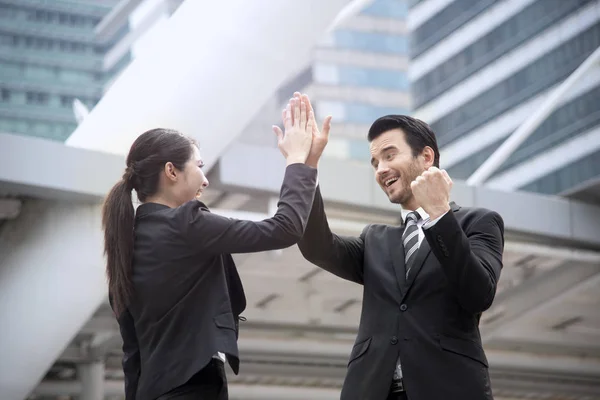 Zakenman en zakenvrouw handen hoog vijf ontmoeten groet. — Stockfoto