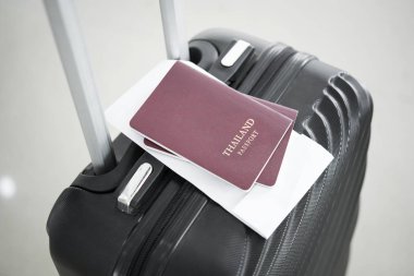 Tayland pasaport siyah bavul üzerinde. kavram seyahat ve Turizm.