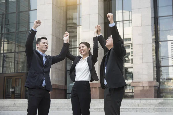 Zakelijke teamwerk handen omhoog. concept viering succes voor werk — Stockfoto