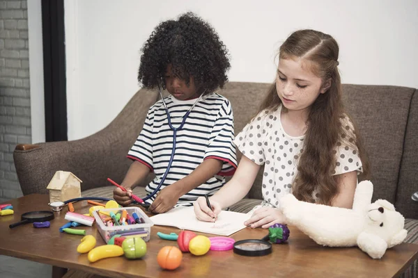 Oyuncak oynamak ve resim çizim birlikte odaya çocuk