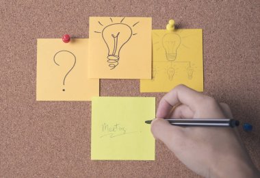 Toplantı ve fikir yapışkan not veya mesaj üzerinde mantar metindir 