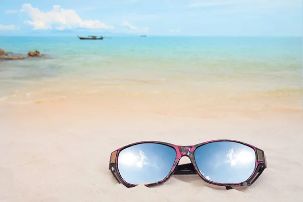 Viagens de férias óculos de sol na praia de areia e sol refletir . — Fotografia de Stock