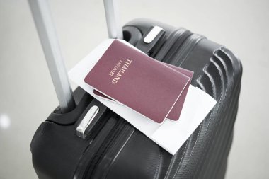 Tayland pasaport siyah bavul üzerinde. kavram seyahat ve Turizm.