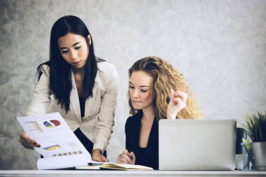 İş kadınları tartışma mevcut strateji satış projesi 