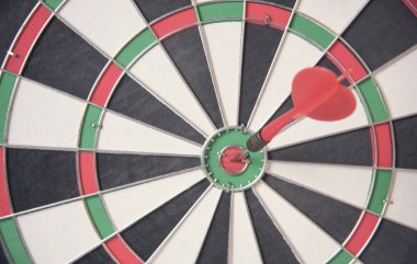 Kırmızı ok hedef tahtası ortasına. kavram iş hedefi 