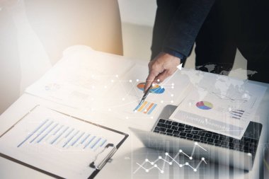 Takım işadamları stratejisi hakkında yönetim kurulu odasında toplantı 