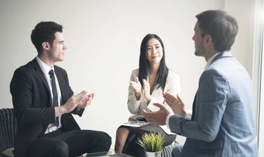 Grup iş adamları el alkışlar. kavramı kutlama