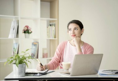 Genç işkadını düşünme fikir iş vasıl yazıhane için.