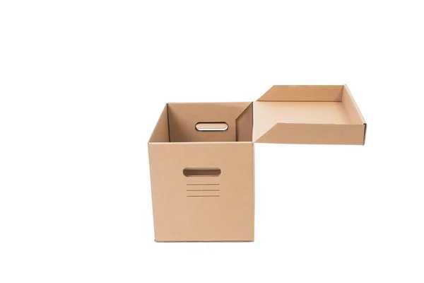 Boîte en carton brun ouverte isolée sur fond blanc . — Photo