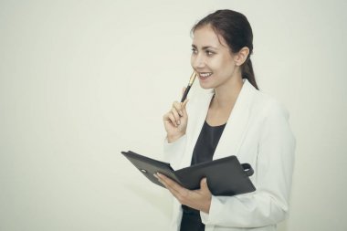 Not defteri ve düşünme fikir iş tutan genç iş kadını