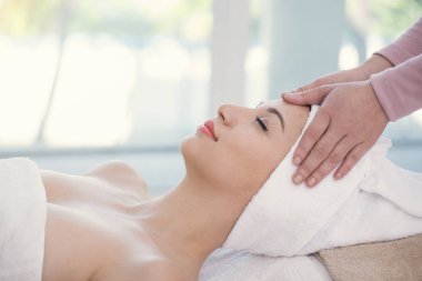 Masör yapıyor güzel genç kadın rahatlatıcı baş masajı