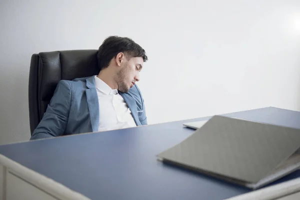 Empresario cansado con exceso de trabajo durmiendo en el escritorio de la oficina . — Foto de Stock