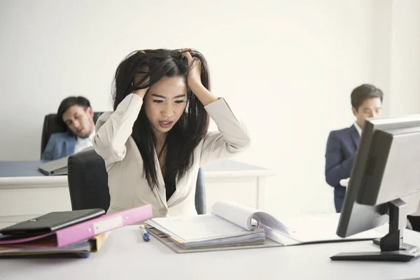 Empresaria estresada e infeliz por el trabajo en la oficina . — Foto de Stock